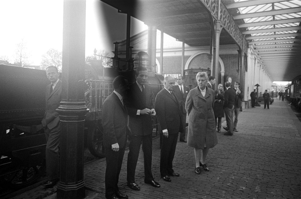 Prins Claus bezoekt Nederlandse Spoorwegen , onder ande het Spoorwegmuseum te Ut, Bestanddeelnr 922-9910