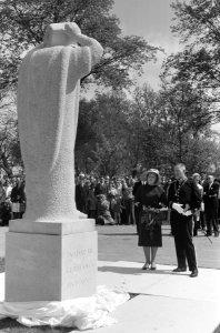 Prinses Beatrix onthult Bonifatius-monument in Dokkum prinses en Burgemeester Va, Bestanddeelnr 913-9965
