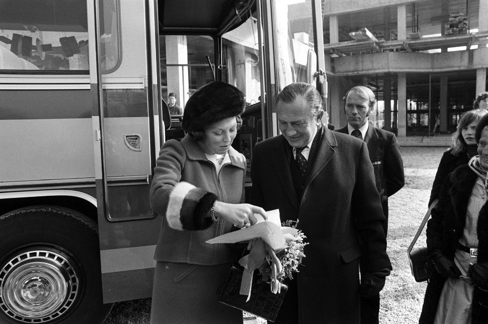 Prinses Beatrix legt eerste steen Adriaanstichting in Rotterdam begroeting, Bestanddeelnr 928-4806