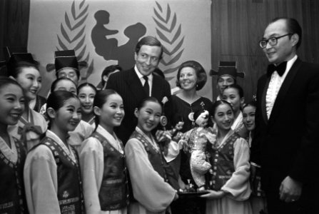 Prinses Beatrix en prins Claus wonen Artiesten helpen Unicef bij in Nederlands C, Bestanddeelnr 926-1024