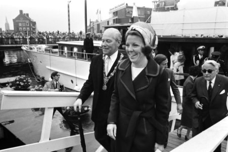 Prinses Beatrix met burgemeester Heusdens op een boot, Bestanddeelnr 924-5785