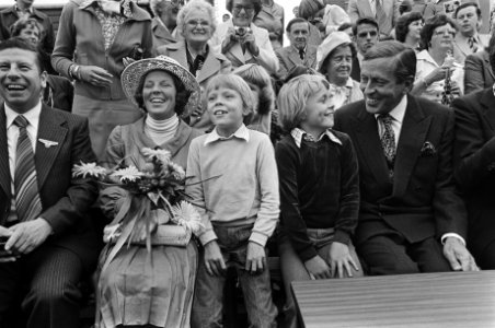 Prinses Beatrix en Prins Claus en Prinsjes Constantijn en Johan Friso 25e Bloeme, Bestanddeelnr 929-3080