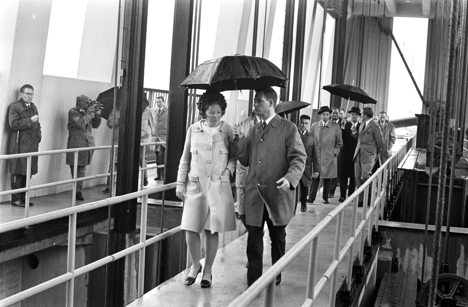 Prinses Beatrix en prins Claus brachten bezoek aan de Lauwerszeewerken. Prinses , Bestanddeelnr 921-4119