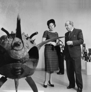 Prinses Beatrix met directeur A.J. de Lorm bij een beeldhouwwerk, Bestanddeelnr 915-9747