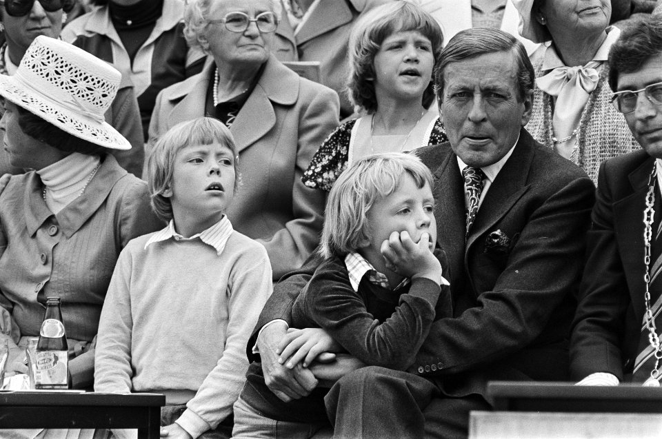 Prinses Beatrix en Prins Claus en Prinsjes Constantijn en Johan Friso 25e Bloeme, Bestanddeelnr 929-3076