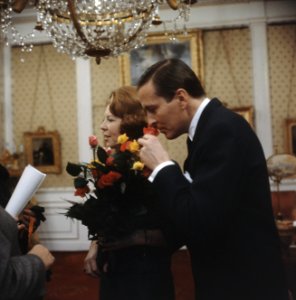 Prinses Beatrix en prins Claus krijgen geschenk aangeboden, Bestanddeelnr 254-7521