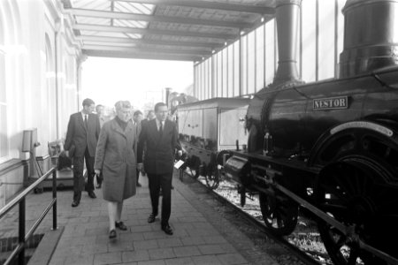 Prins Claus bezoekt Nederlandse Spoorwegen , onder andere het Spoorwegmuseum te , Bestanddeelnr 922-9905
