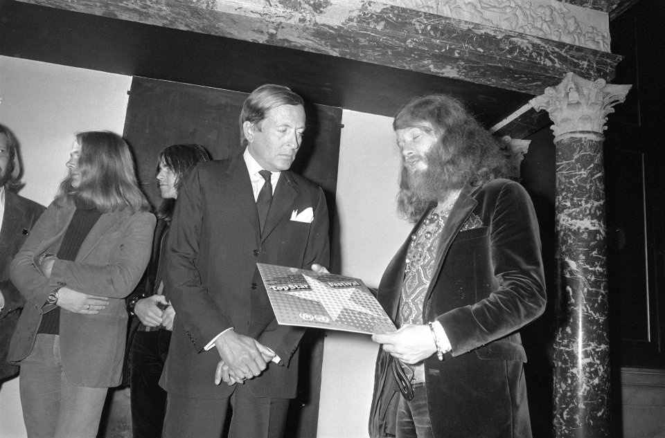 Prins Claus koopt in Paleis op de Dam eerste exemplaar van LP Top Star Festival, Bestanddeelnr 925-4961