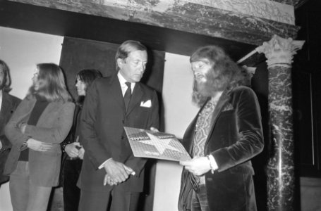Prins Claus koopt in Paleis op de Dam eerste exemplaar van LP Top Star Festival, Bestanddeelnr 925-4961