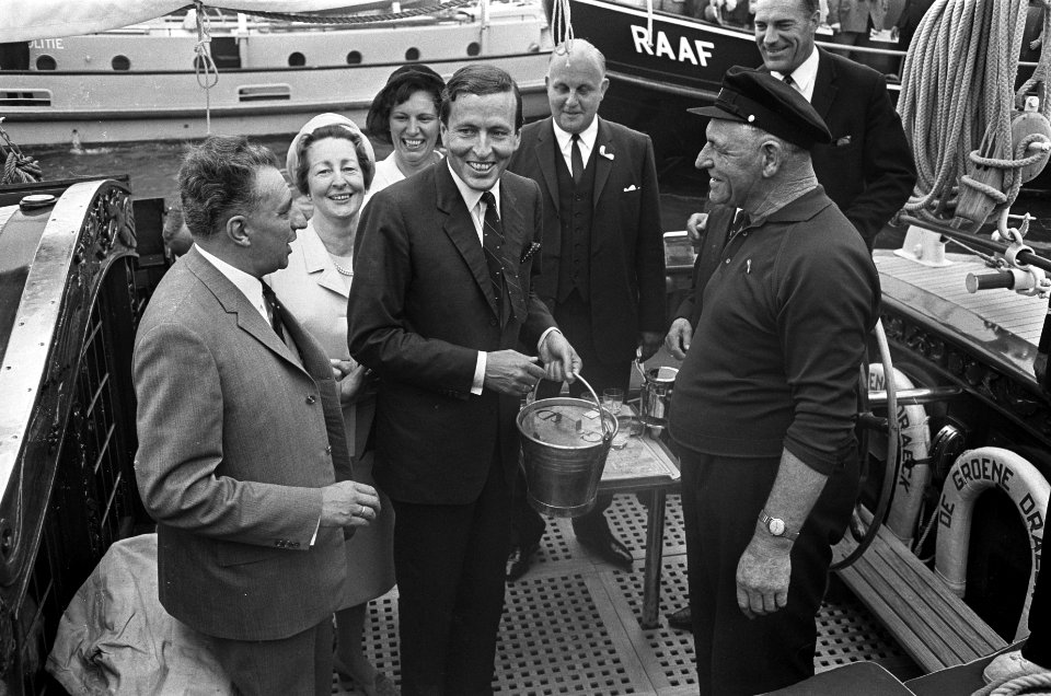 Prins Claus krijgt een emmertje mosselen en een borreltje van schipper Koster, Bestanddeelnr 920-4858