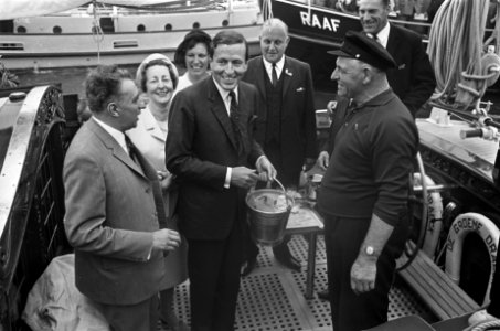 Prins Claus krijgt een emmertje mosselen en een borreltje van schipper Koster, Bestanddeelnr 920-4858
