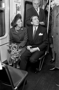 Prinses Beatrix en prins Claus maken eerste rit Rotterdamse metro, prinses Beatr, Bestanddeelnr 921-0605