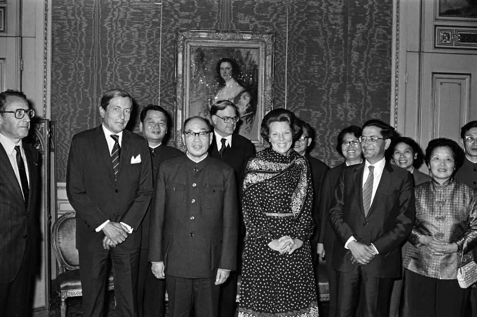 Prinses Beatrix en prins Claus poseren met de voltallige delegatie, Bestanddeelnr 930-4576