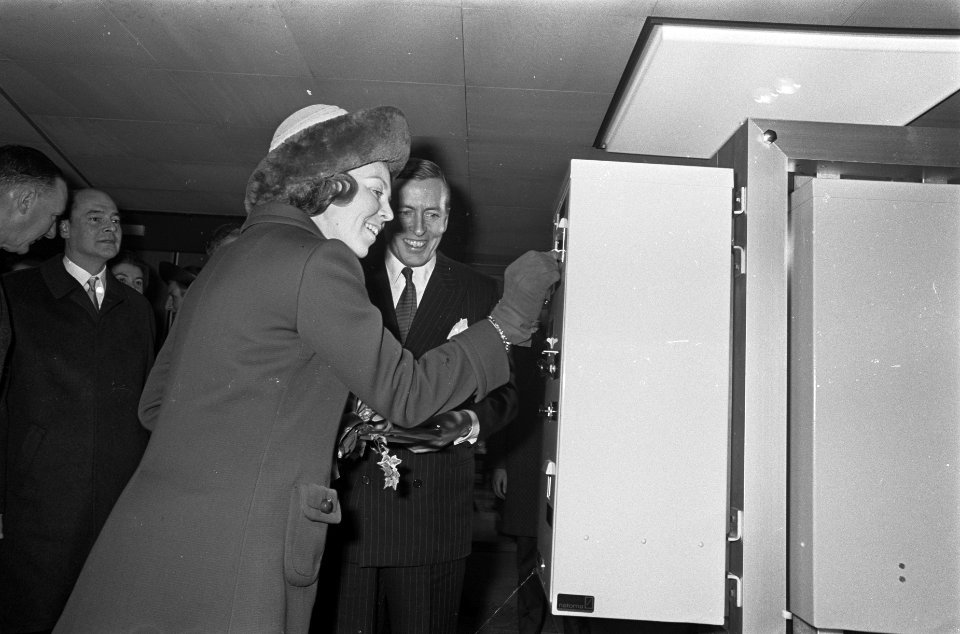 Prinses Beatrix en prins Claus maken eerste rit Rotterdamse metro, prinses Beatr, Bestanddeelnr 921-0602