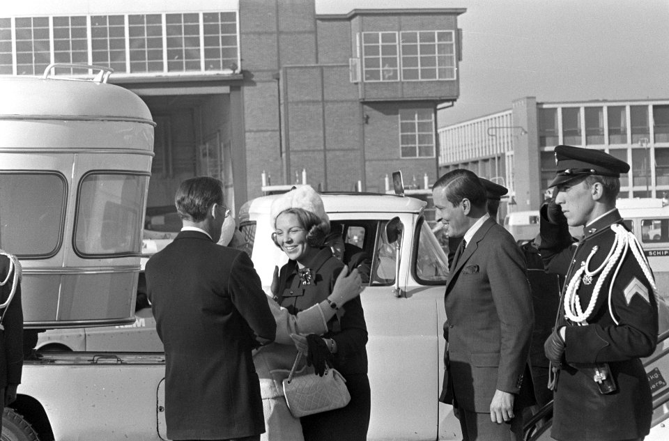 Prinses Beatrix en prins Claus terug van huwelijksreis aankomst en begroeting op, Bestanddeelnr 919-0909