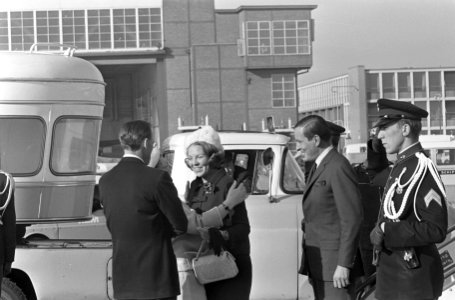 Prinses Beatrix en prins Claus terug van huwelijksreis aankomst en begroeting op, Bestanddeelnr 919-0909