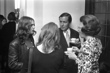 Prinses Beatrix en Prins Claus in gesprek met acteurs, Bestanddeelnr 925-5538