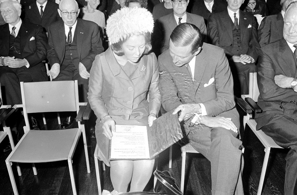 Prinses Beatrix en prins Claus bekijken de zojuist door de prinses ontvangen oor, Bestanddeelnr 919-5435