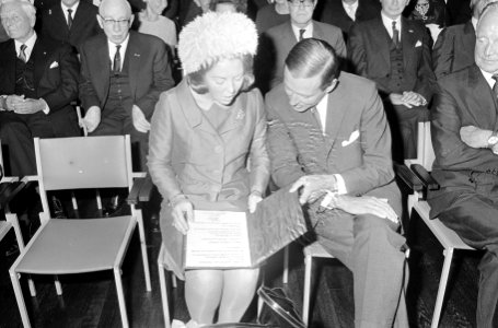 Prinses Beatrix en prins Claus bekijken de zojuist door de prinses ontvangen oor, Bestanddeelnr 919-5435