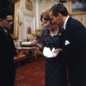 Prinses Beatrix en prins Claus krijgen geschenk aangeboden, Bestanddeelnr 254-7524