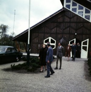 Prinses Beatrix en prins Claus verlaten een gebouw prinses Beatrix in gesprek, Bestanddeelnr 254-7722