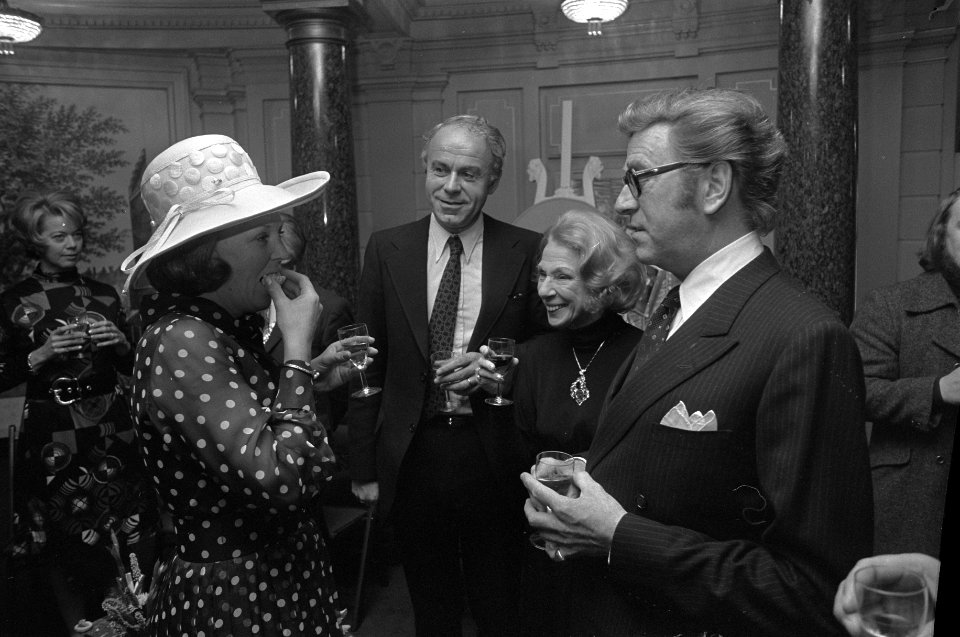Prinses Beatrix krijgt eerste LP van Albert Vogel met voordrachten uit werk van , Bestanddeelnr 925-8943