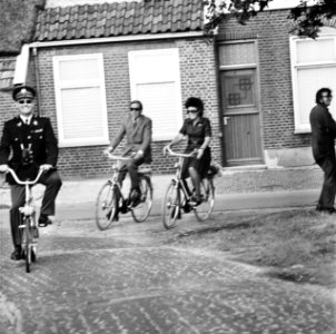 Prinses Beatrix en Prins Claus , tweede dag op de fiets tijdens werkbezoek in Dr, Bestanddeelnr 926-6963