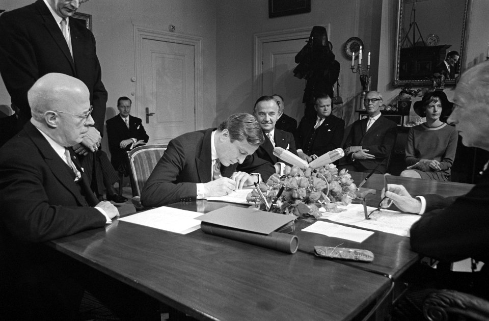 Prins Claus ondertekent de geboorteacte. Prof. Beel (links) en premier De Jong k, Bestanddeelnr 921-7225