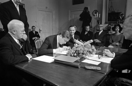 Prins Claus ondertekent de geboorteacte. Prof. Beel (links) en premier De Jong k, Bestanddeelnr 921-7225