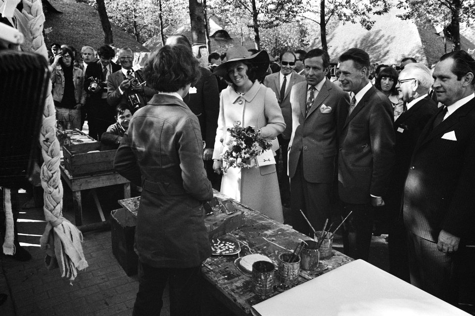 Prinses Beatrix en prins Claus tijdens de rondleiding, Bestanddeelnr 924-5753