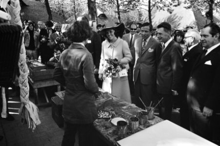 Prinses Beatrix en prins Claus tijdens de rondleiding, Bestanddeelnr 924-5753