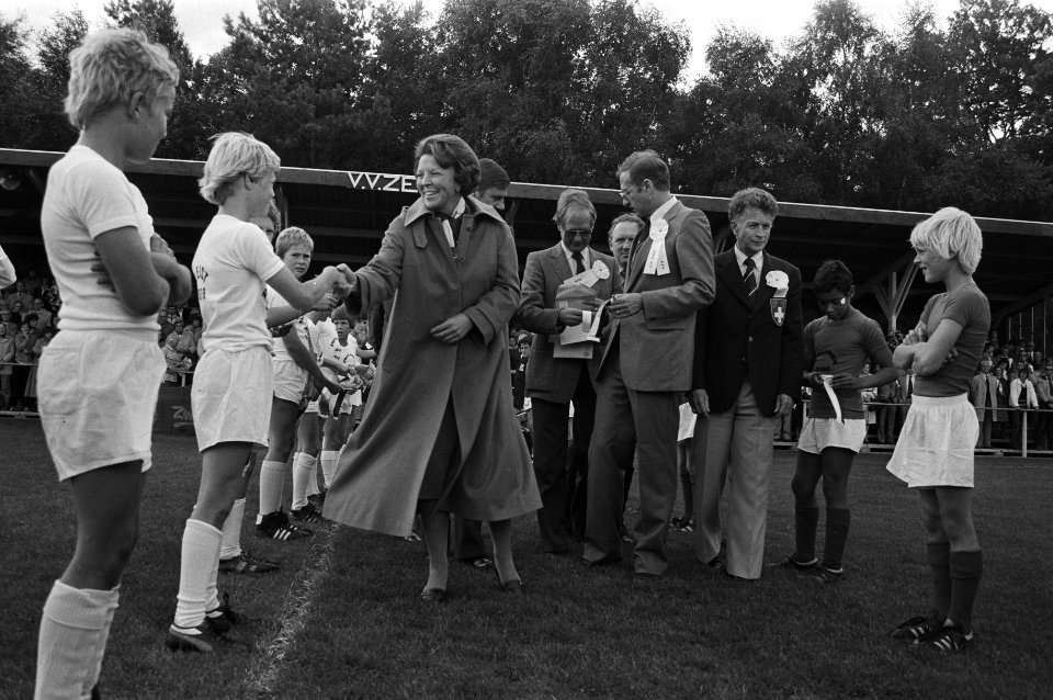 Prinses Beatrix maakt kennis met de deelnemende voetbaljeugd, Bestanddeelnr 930-4435