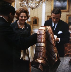Prinses Beatrix en prins Claus krijgen geschenk aangeboden, Bestanddeelnr 254-7526