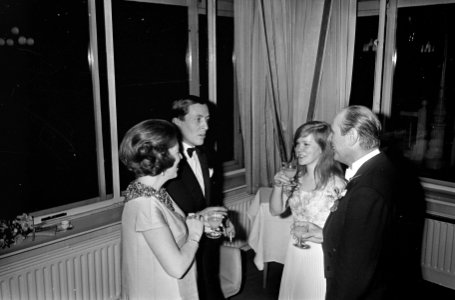 Prinses Beatrix en prins Claus bij Gala-concert Nederlands Studenten Orkest Sche, Bestanddeelnr 920-0184