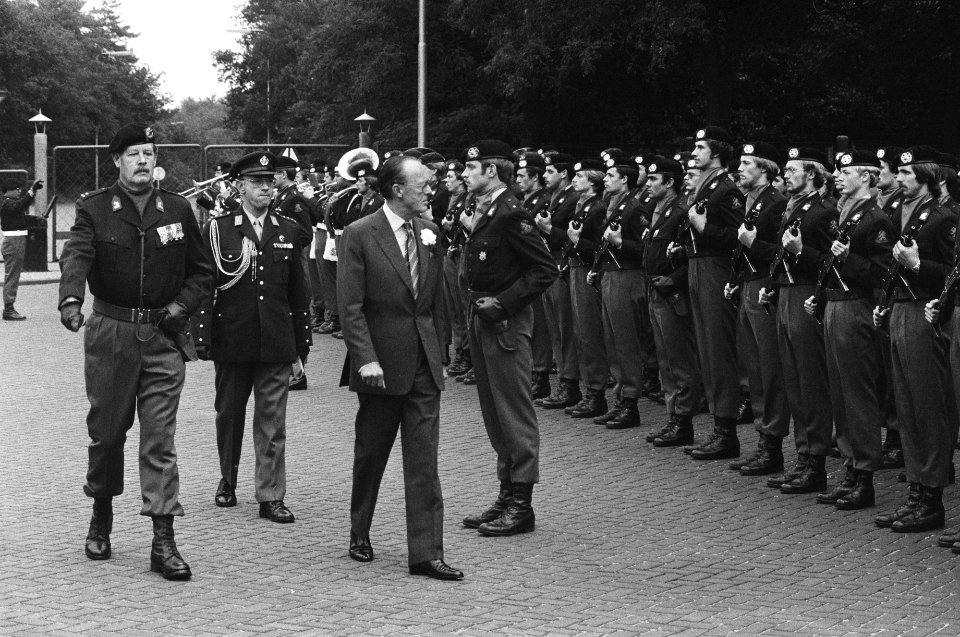 Prins Bernhard overhandigt 35 jaar oude tank voor historische cavallerieverzamel, Bestanddeelnr 929-9347
