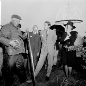 Prinses Beatrix en Prins Claus bezoeken Drenthe, Beatrix en Claus praten met sch, Bestanddeelnr 926-6920