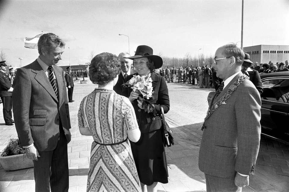 Prinses Beatrix krijgt een rondleiding, Bestanddeelnr 929-1305
