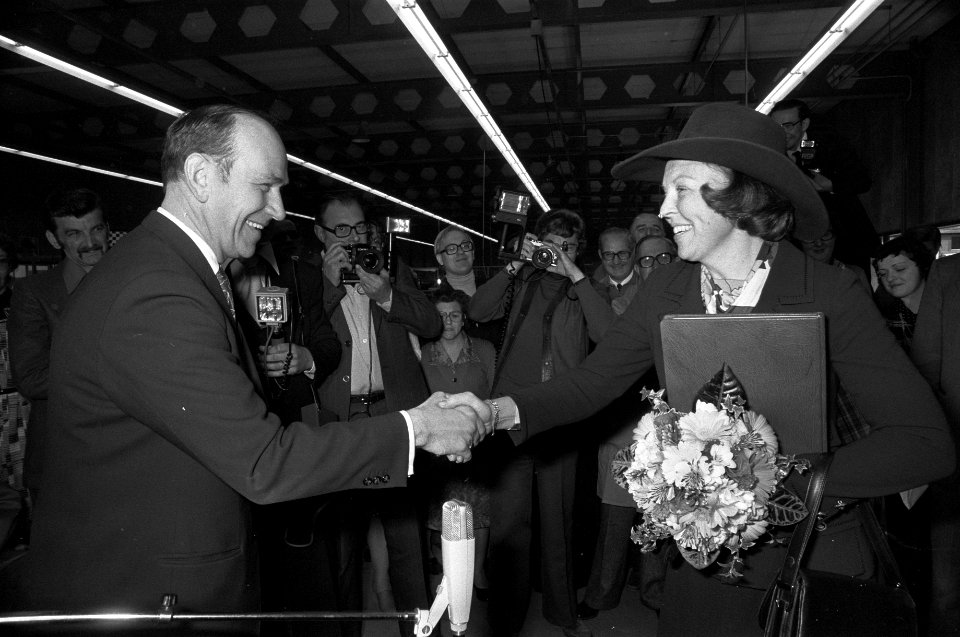 Prinses Beatrix krijgt een atlas aangeboden door een werknemer, Bestanddeelnr 929-1299
