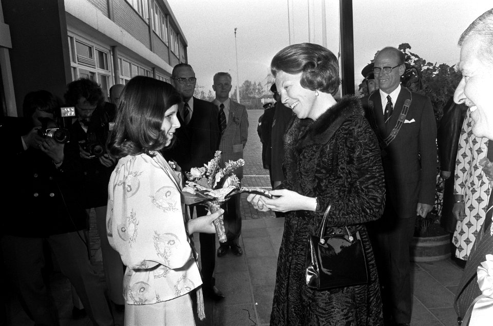 Prinses Beatrix krijgt bloemen aangeboden, Bestanddeelnr 927-9182