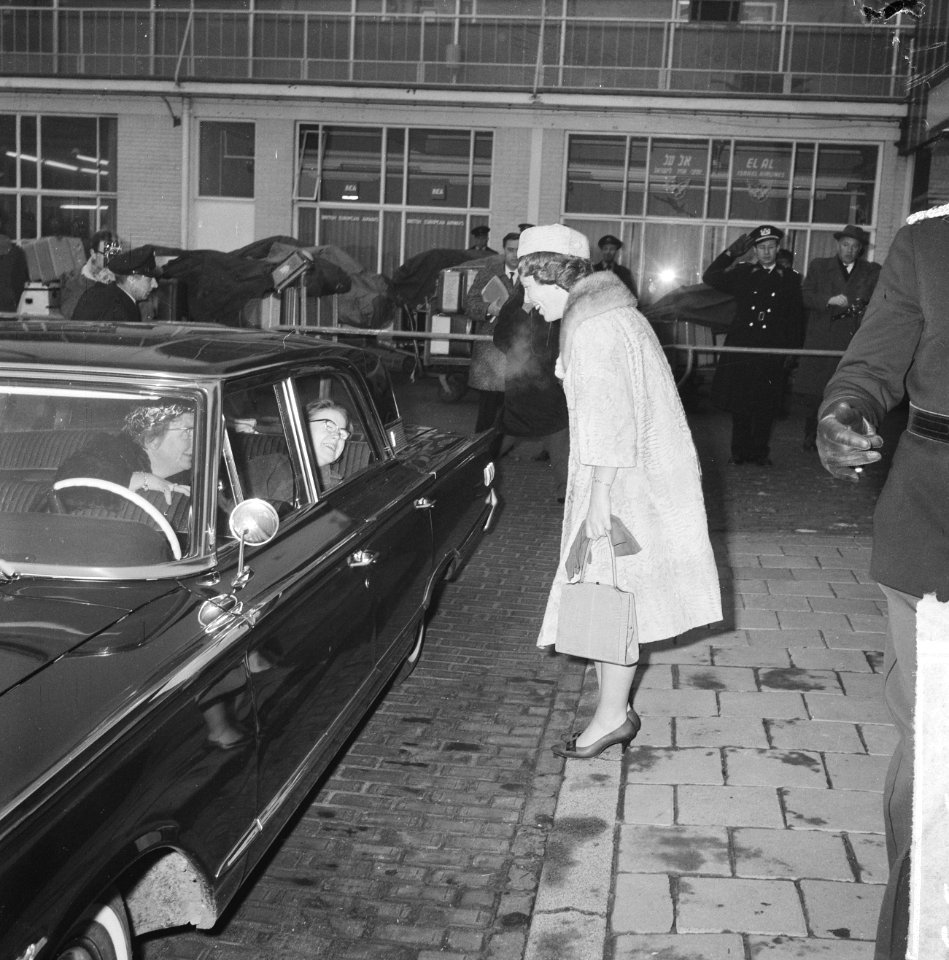 Prinses Beatrix naar Japan Prinses Beatrix wuift naar Prinses Marijke, Bestanddeelnr 914-9899