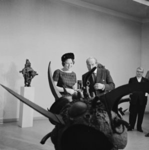 Prinses Beatrix met directeur A.J. de Lorm bij een beeldhouwwerk, Bestanddeelnr 915-9744