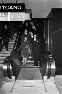 Prinses Beatrix en prins Claus maken eerste rit Rotterdamse metro, Bestanddeelnr 921-0611