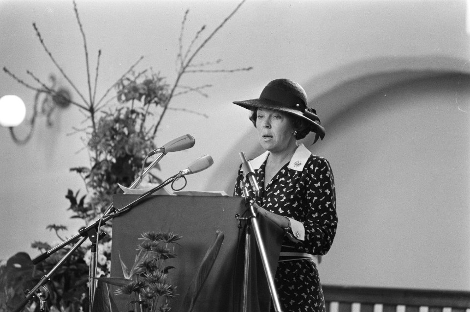 Prinses Beatrix en Prins Claus wonen in Leeuwarden herdenkingsbijeenkomst bij va, Bestanddeelnr 930-7665