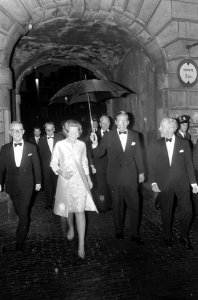 Prinses Beatrix en prins Claus bij opening Vermeer-tentoonstelling te Den Haag ,, Bestanddeelnr 919-2850