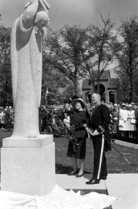 Prinses Beatrix onthult Bonifatius-monument in Dokkum prinses en Burgemeester Va, Bestanddeelnr 913-9960