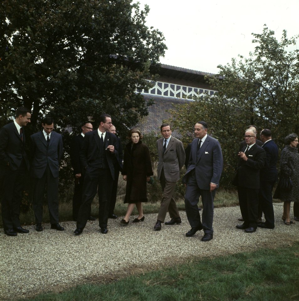 Prinses Beatrix en prins Claus verlaten een gebouw, Bestanddeelnr 254-7723
