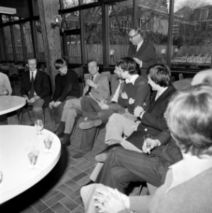 Prins Claus bezoekt Rijksuniversiteit in Leiden Prins Claus met studenten, Bestanddeelnr 929-0080