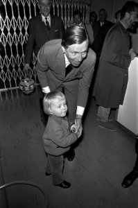 Prins Claus arriveert uit Tanzania op Schiphol, Prins Claus met Prins Johan Firs, Bestanddeelnr 925-2239