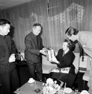 Prinses Beatrix en Prins Claus krijgen een cadeautje van de Chinese ambassadeur , Bestanddeelnr 929-1375