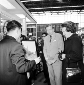 Prinses Beatrix en Prins Claus bij een van de stands, Bestanddeelnr 929-1380